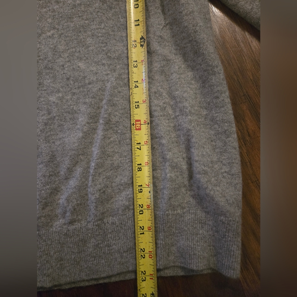 Vince. Small Gray V Neck Cashmere Weekend Sweater - Picture 5 of 8
